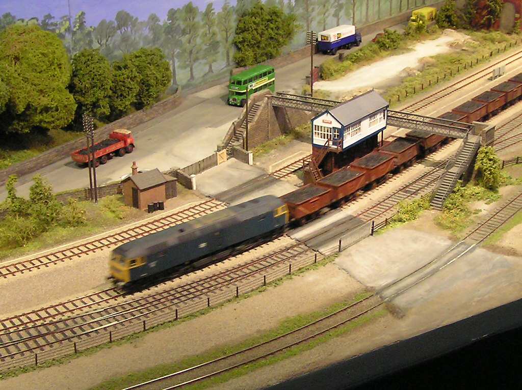 oo scale train layouts