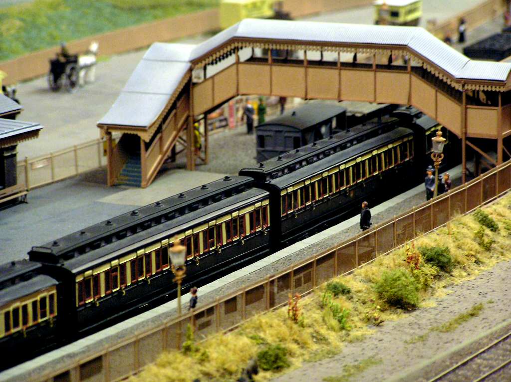 oo scale train layouts