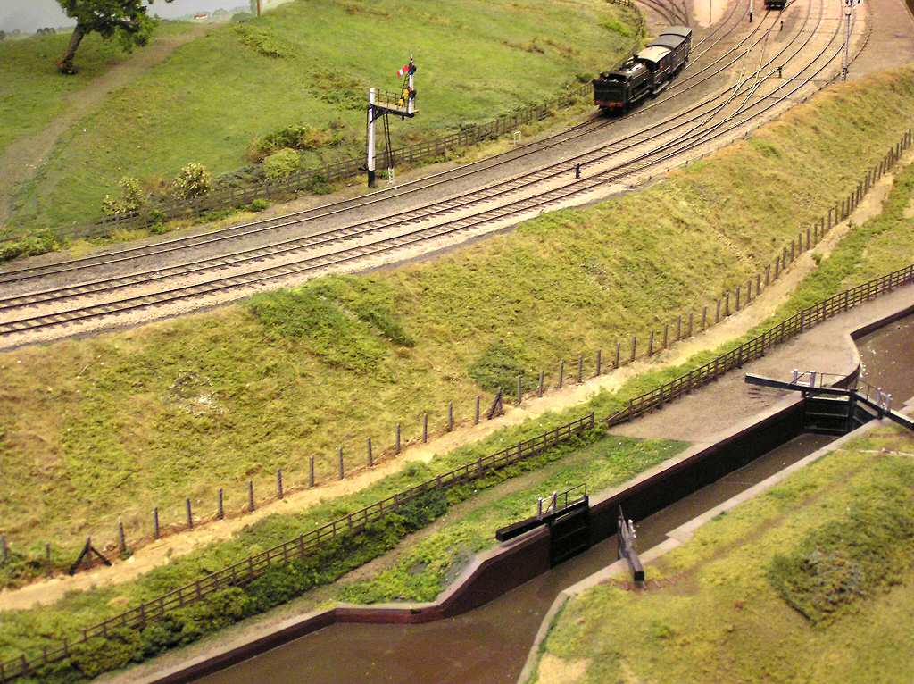 british-model-train-railway-layouts-photographs-in-oo-ho-gauge-steam